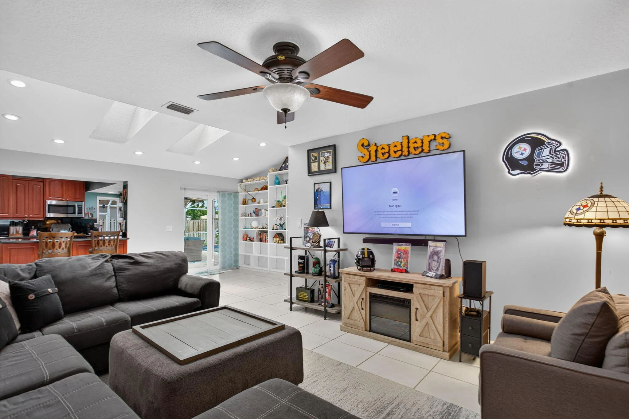 Living area featuring a ceiling fan, recessed lighting, and skylights