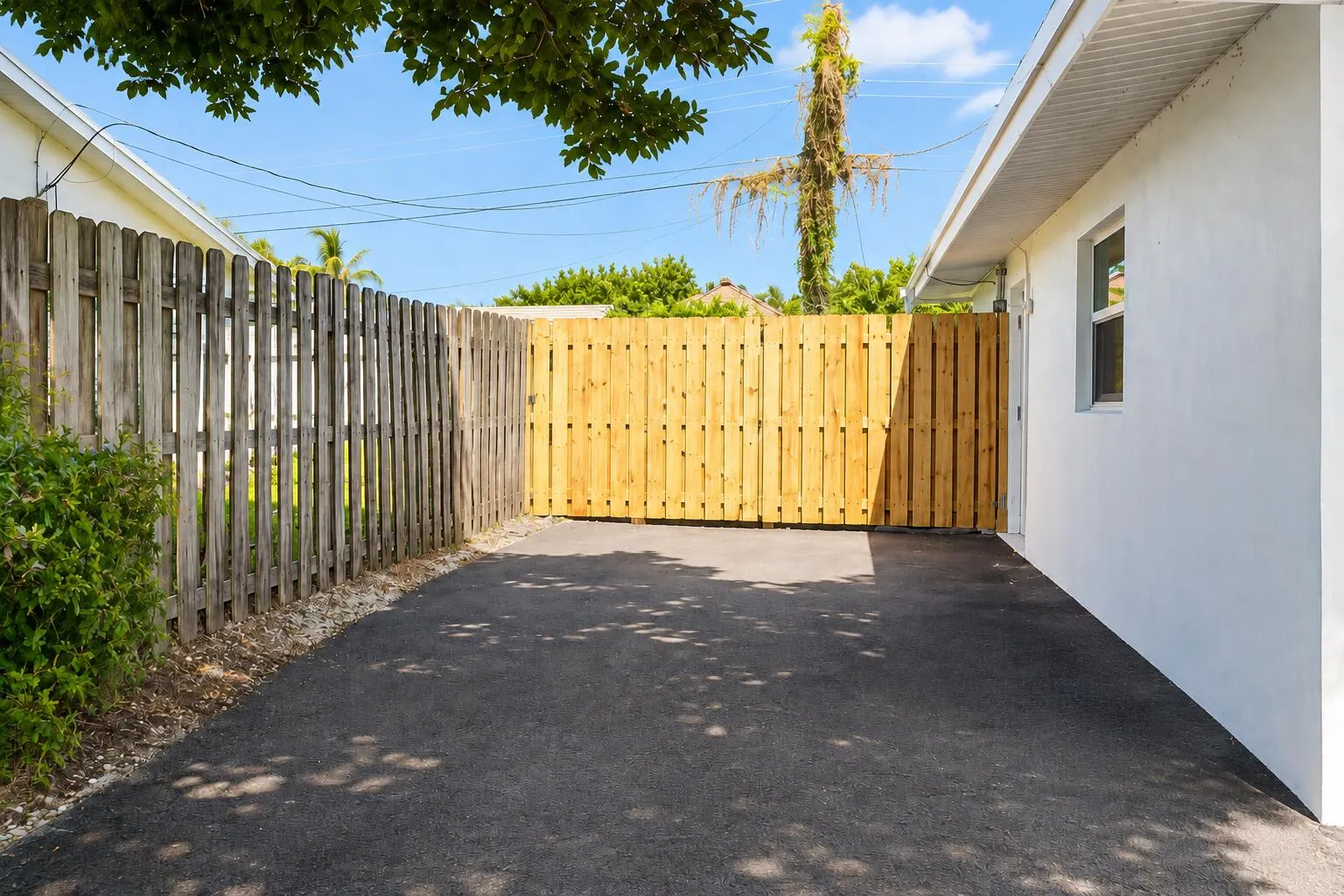 Side driveway - boat or RV