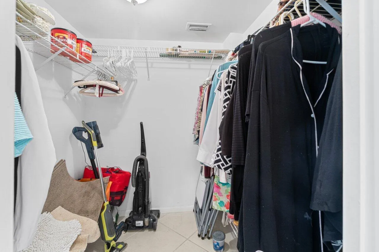 WALK IN CLOSET
