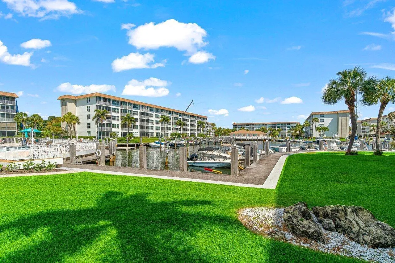 BALCONY TO MARINA-POOL