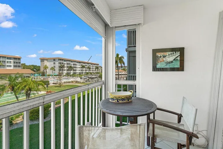 SCREENED BALCONY