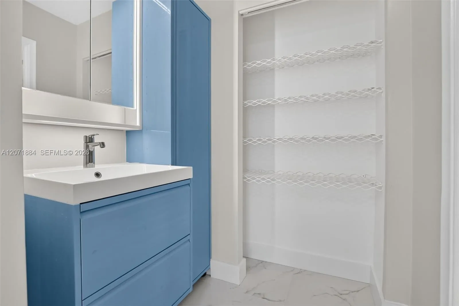 MASTER BEDROOM LINNEN CLOSET
