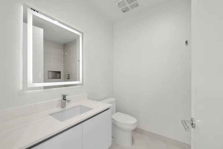 Full hall bath