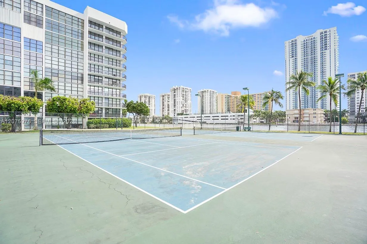 Tennis / Pickleball court