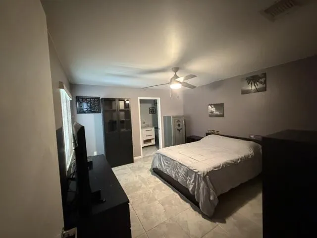 Ceiling fan with integrated lighting