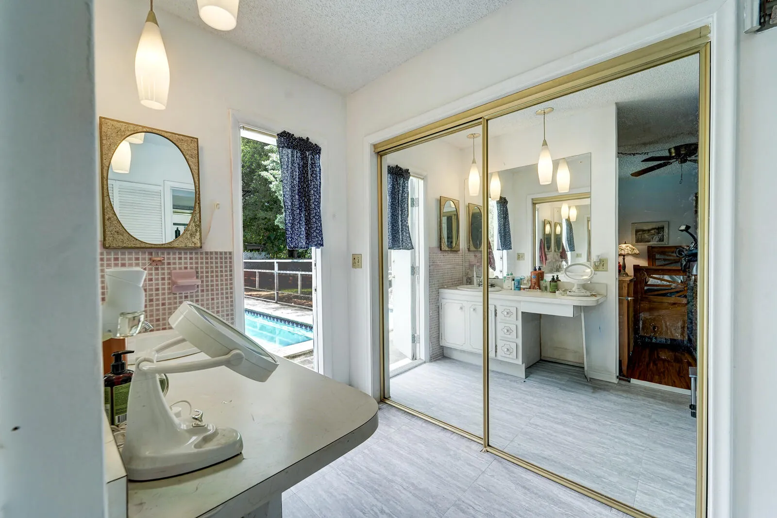 Cabana bath