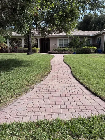 Beautiful front yard with paver wallway