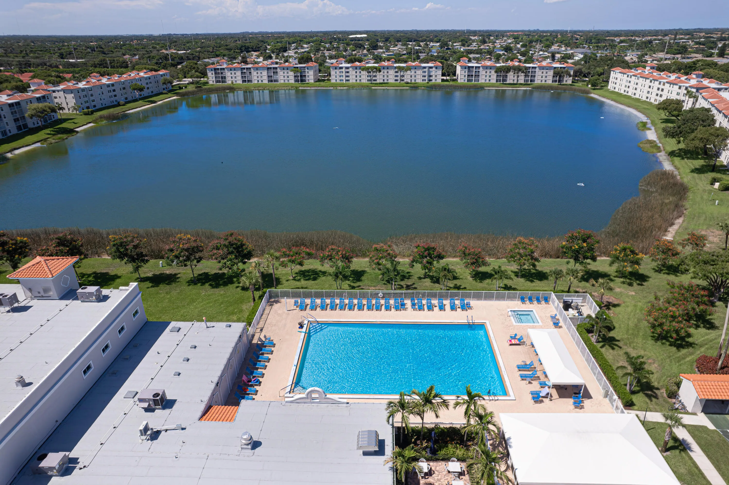 Clubhouse-Pool