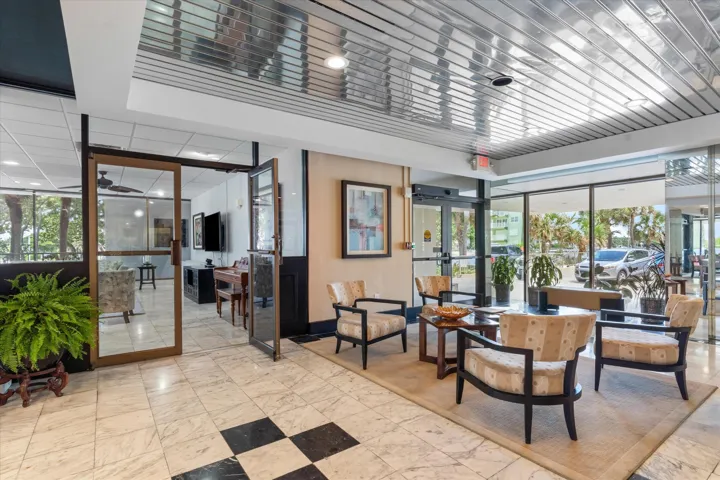 04-1021 Hillsboro Mile Amenities-400