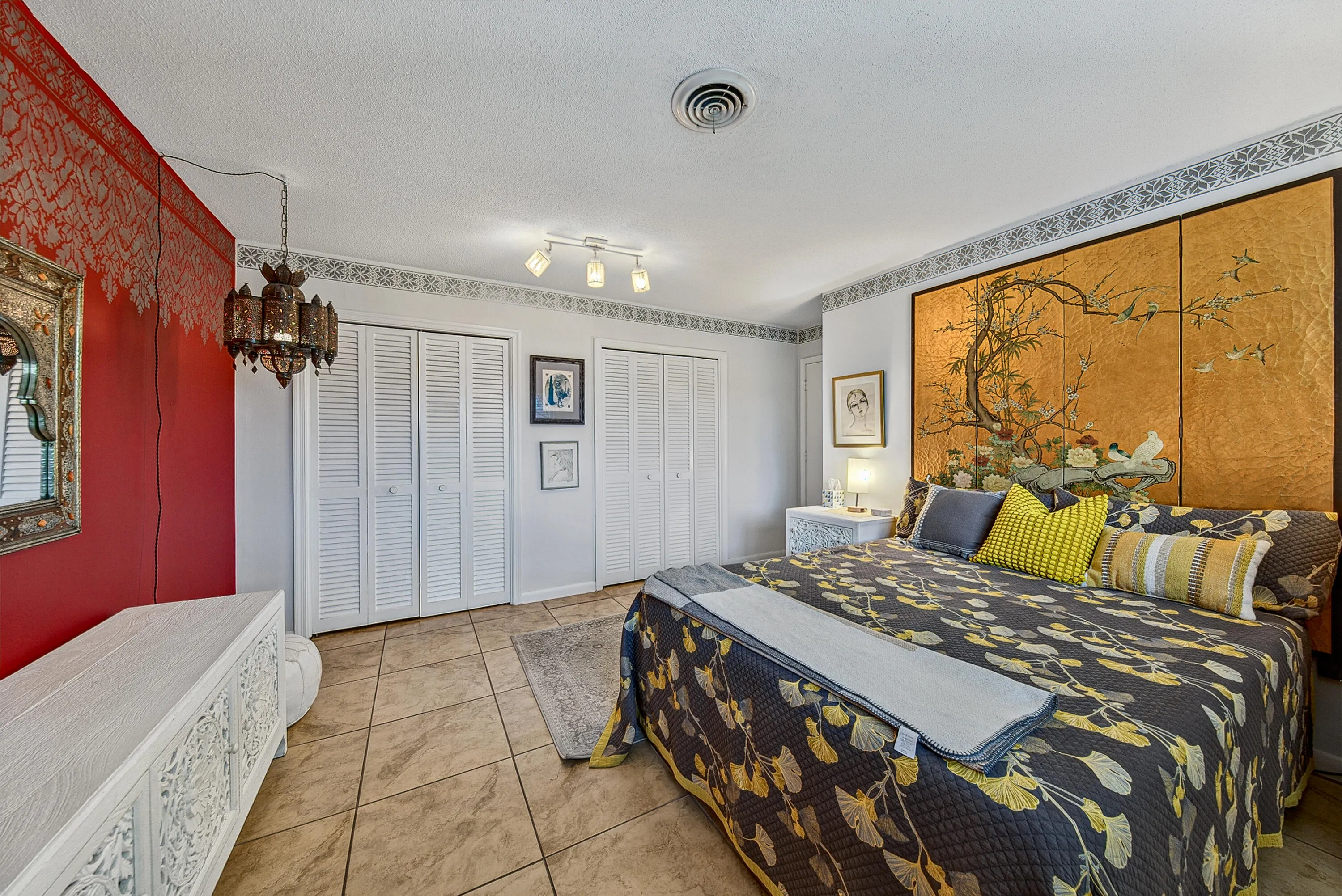 primary bedroom - Queen bed