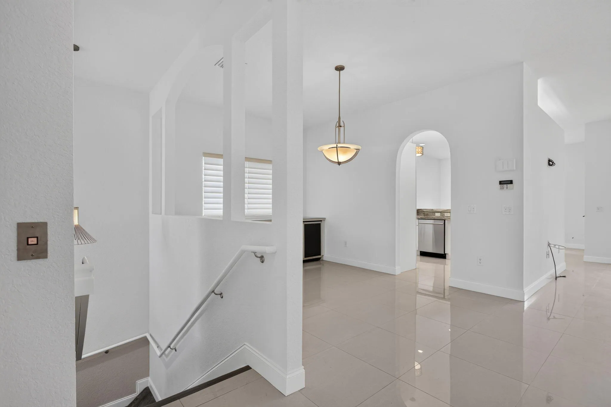 Facing into dining room and kitchen