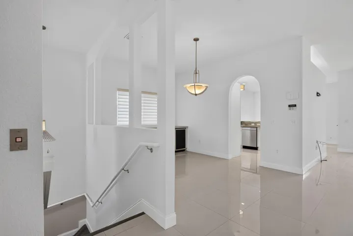 Facing into dining room and kitchen