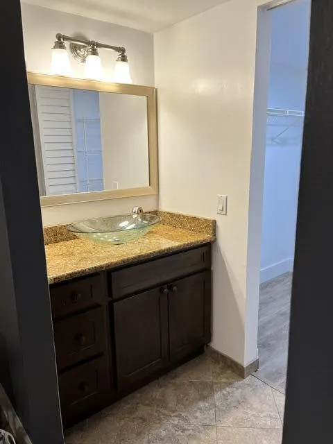 bathroom main bedroom