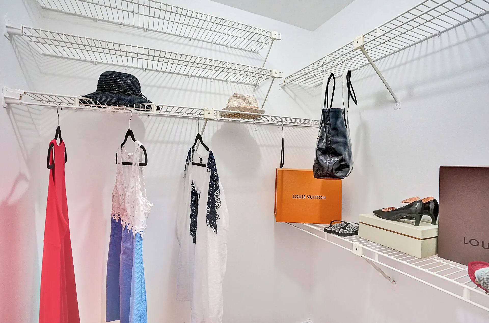 MASTER WALK-IN CLOSET
