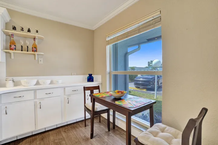 EAT-IN KITCHEN