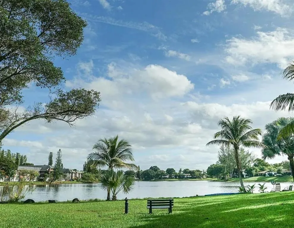 lake inverrary