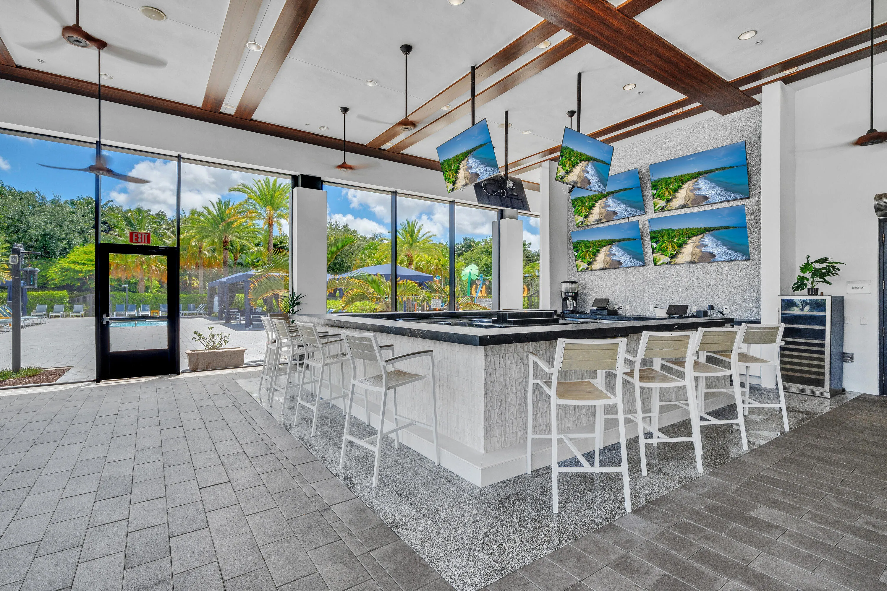 Bistro & pool bar