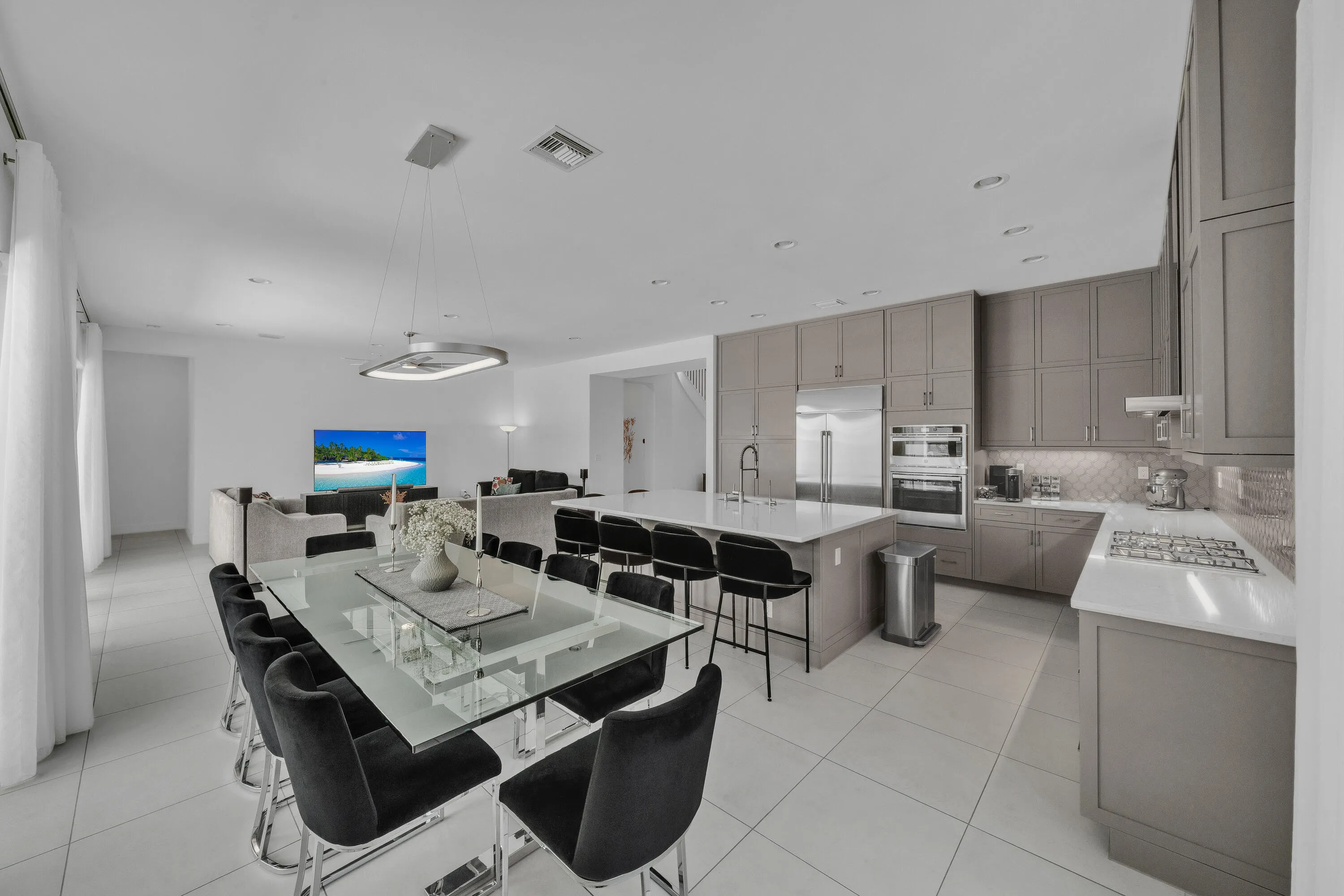 Kitchen & breakfast area