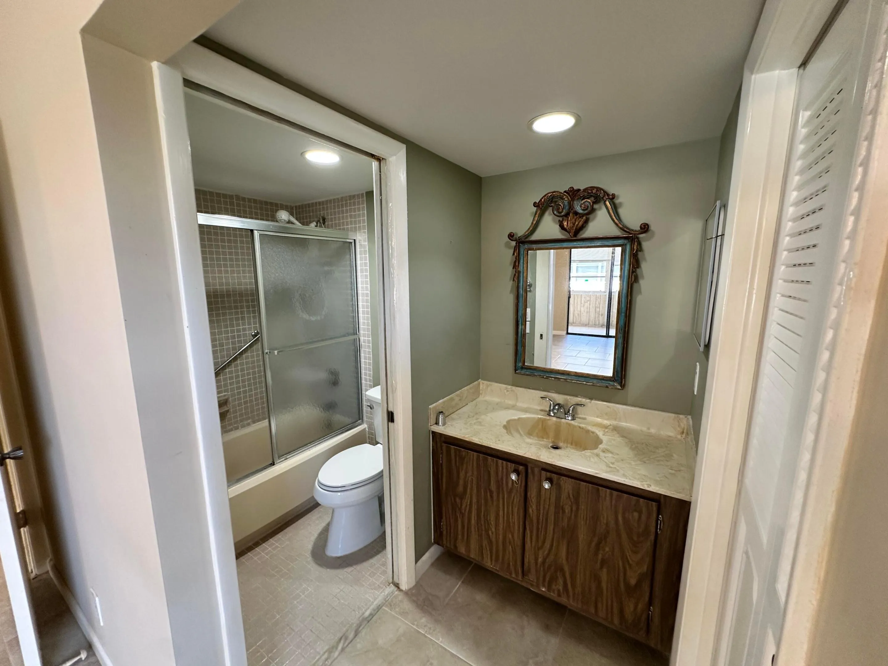 BATHROOM 1