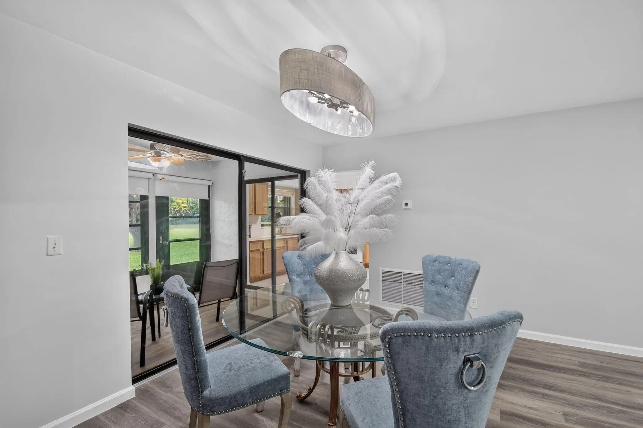 9965 Papaya Tree Dining 2