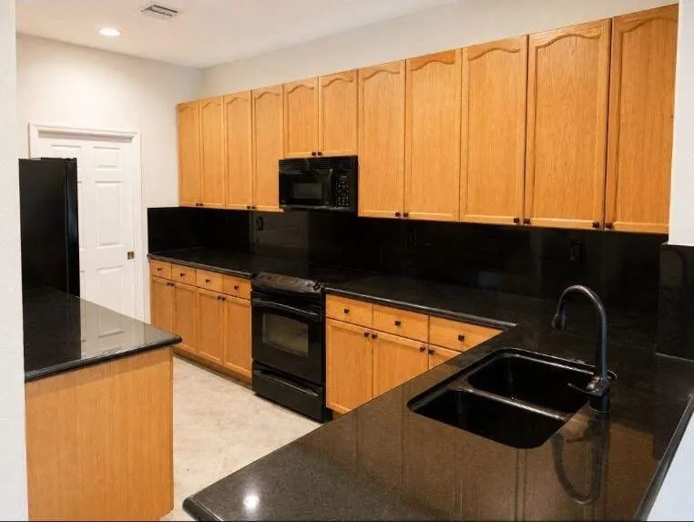 PublicPublic 8
image000002 No file chosen Granite counters and 42inch cabinets