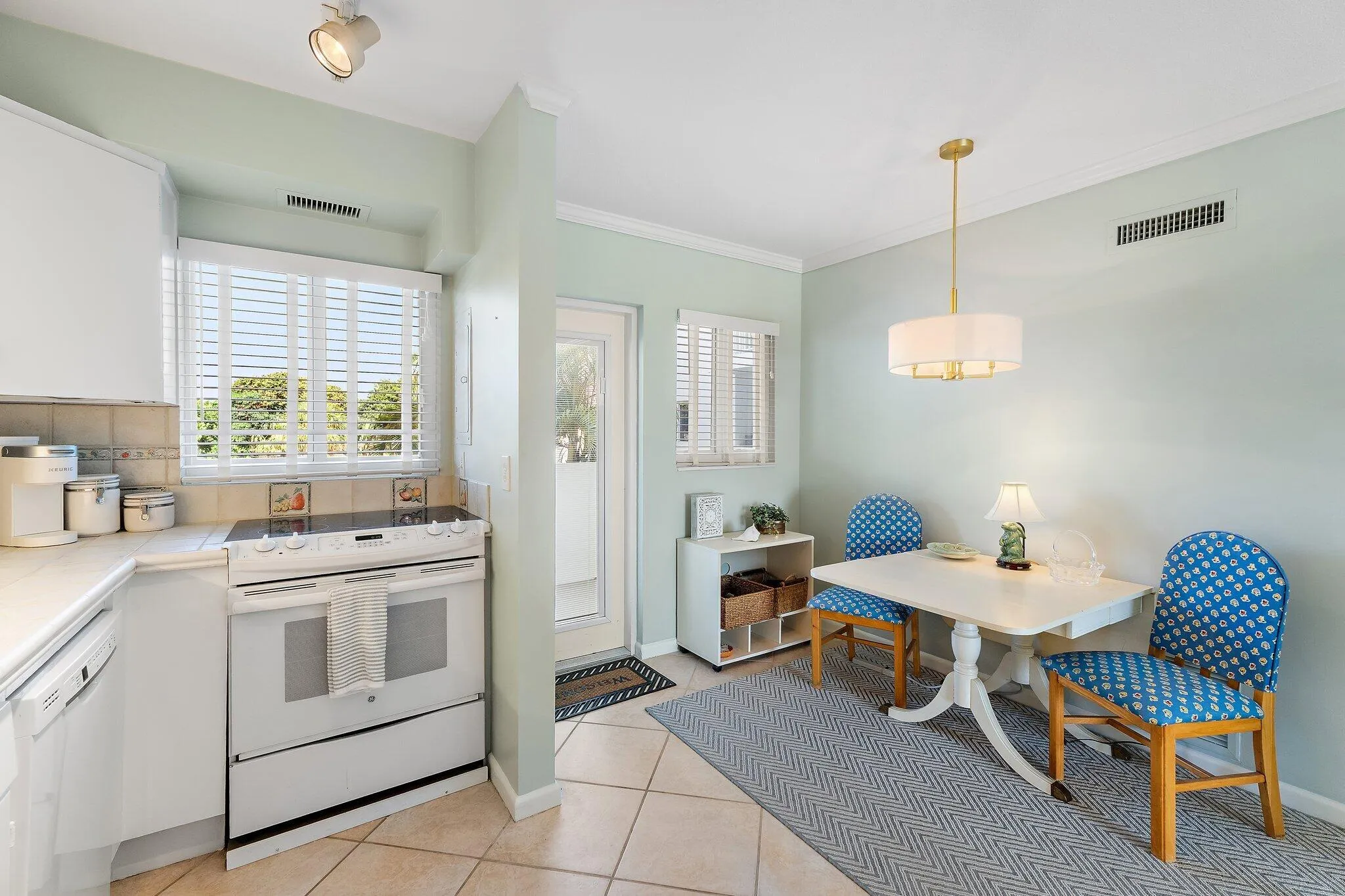 Kitchen & Breakfast Table