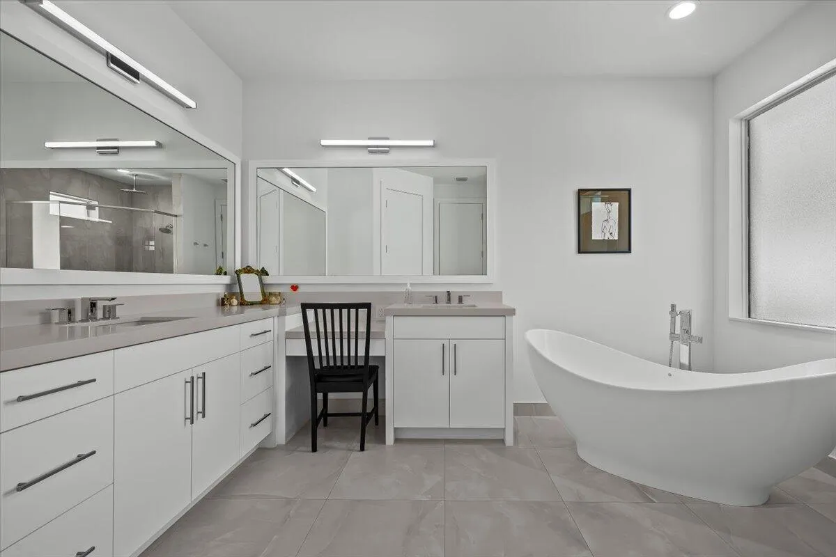 Spa-Like Owner's Suite Bathroom
