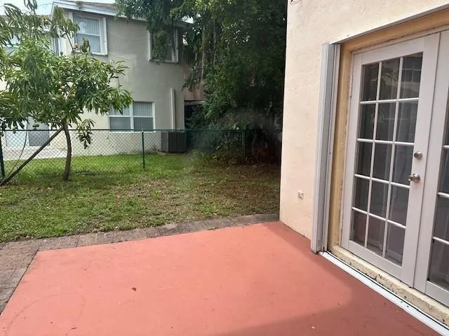 patio w/ fully fenced yard