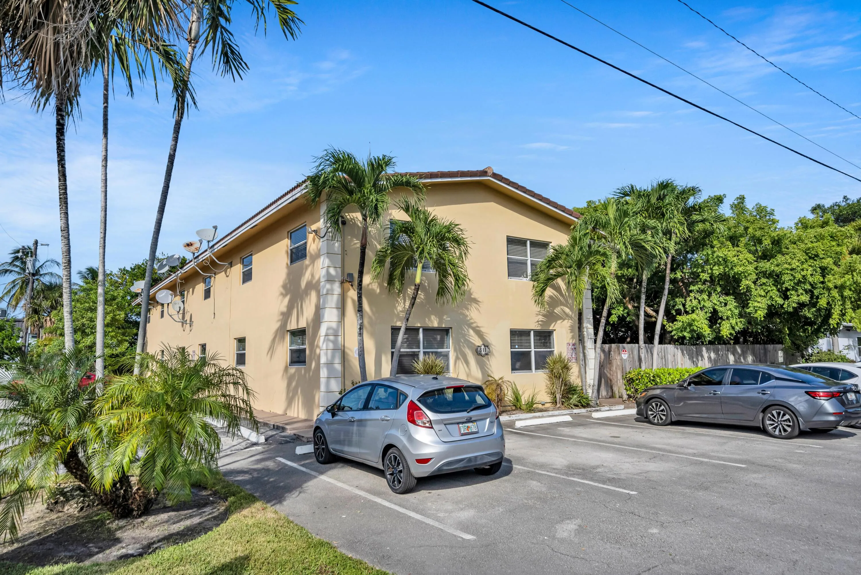 811 NE 14TH PL #10-17
