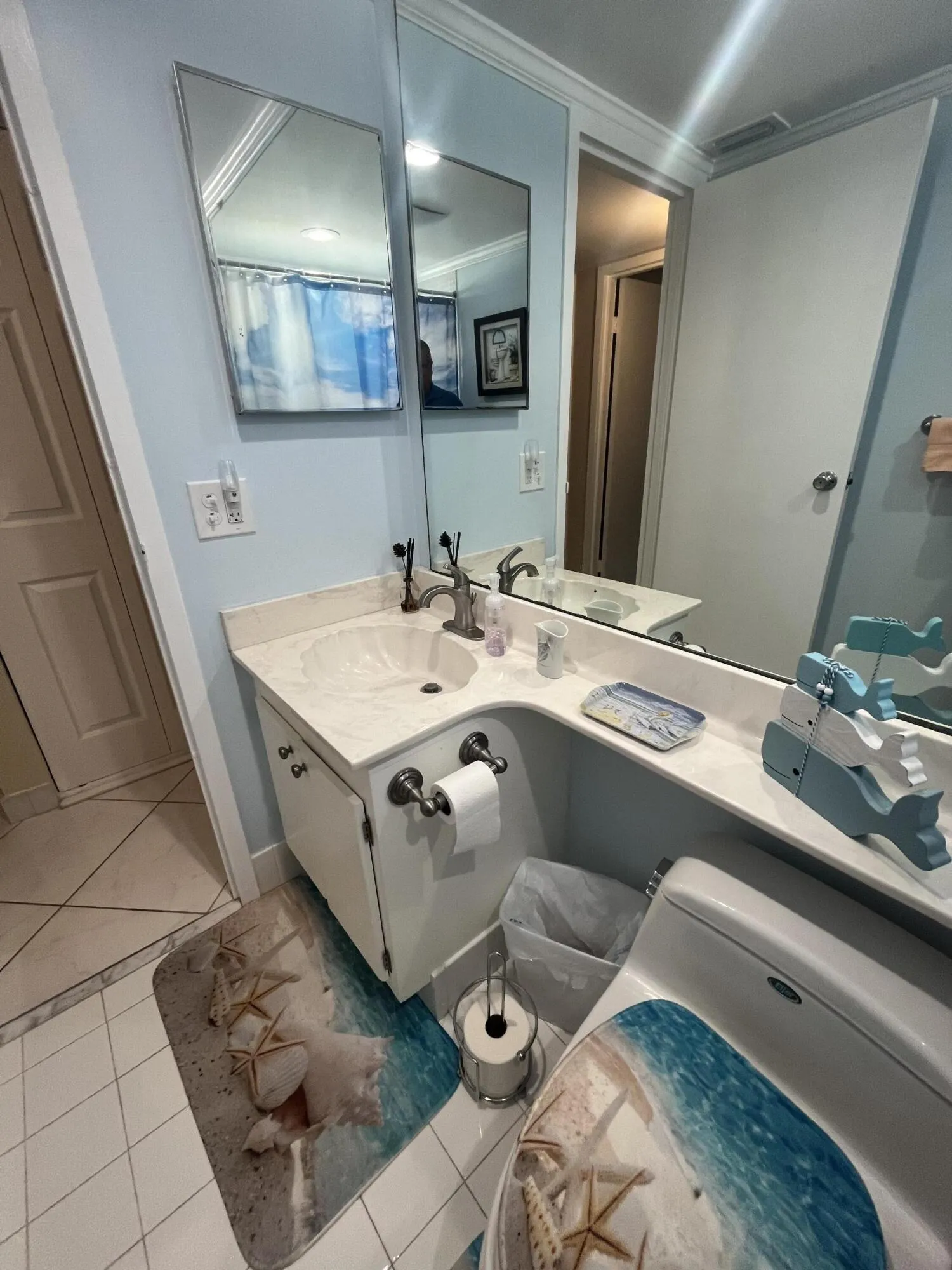 reverse angle in the guest bathroom. tub/shower in this powder room