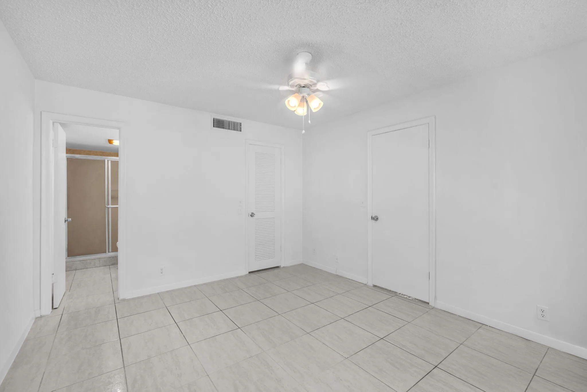 Primary bedroom with en-suite bathroom and walk in closet