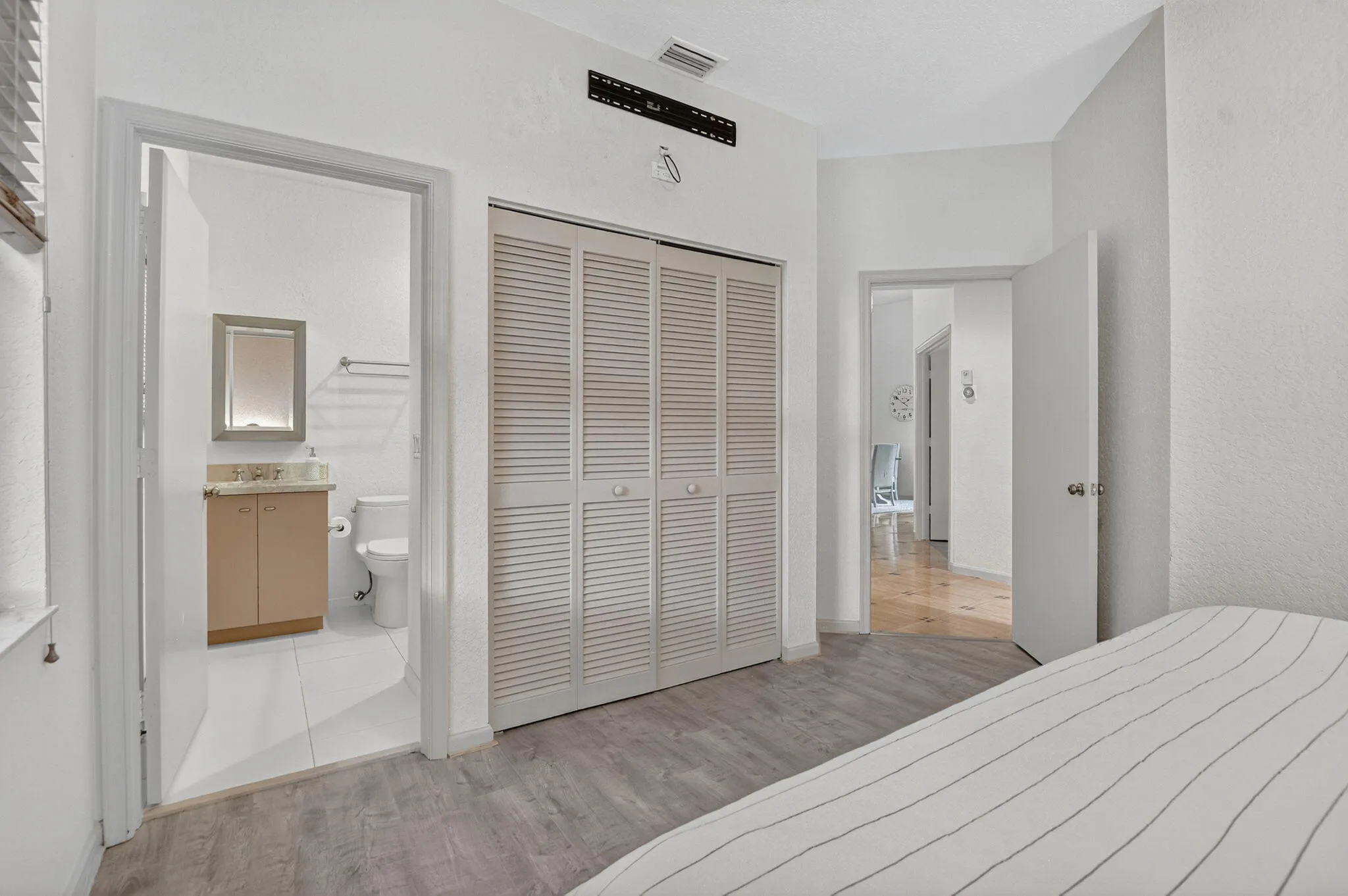 Guest bedroom/Ensuite Bath