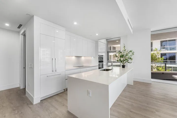 011-220LakeShoreDrive-702-LakePark-FL-33