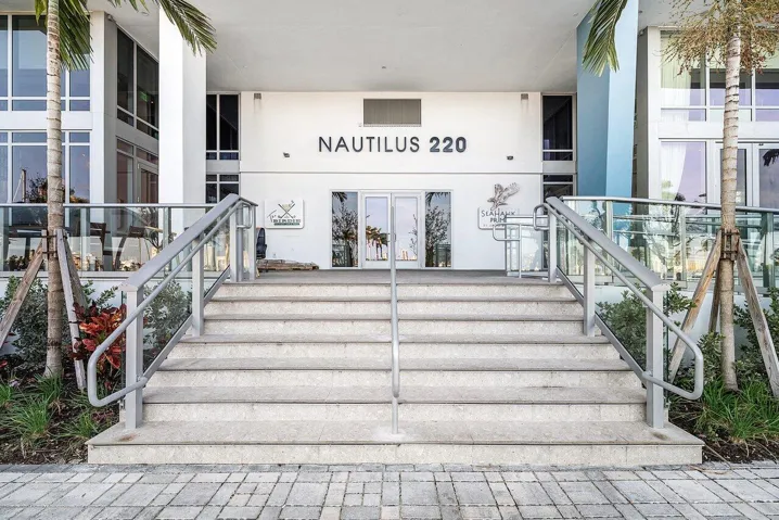 054-220LakeShoreDrive-702-LakePark-FL-33