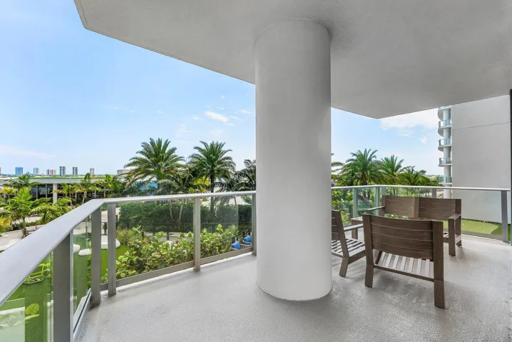 032-220LakeShoreDrive-702-LakePark-FL-33