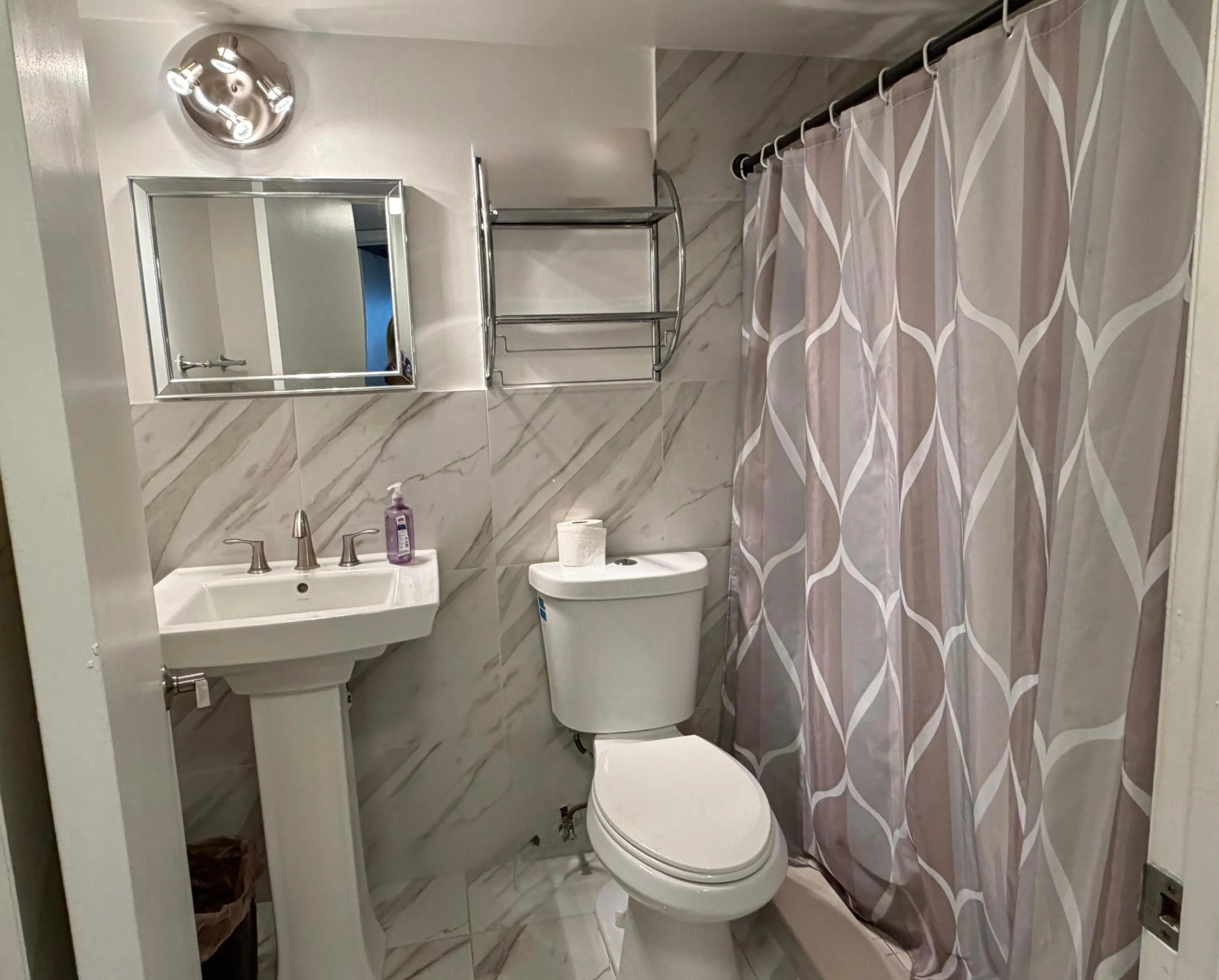 BR104 Guest bath