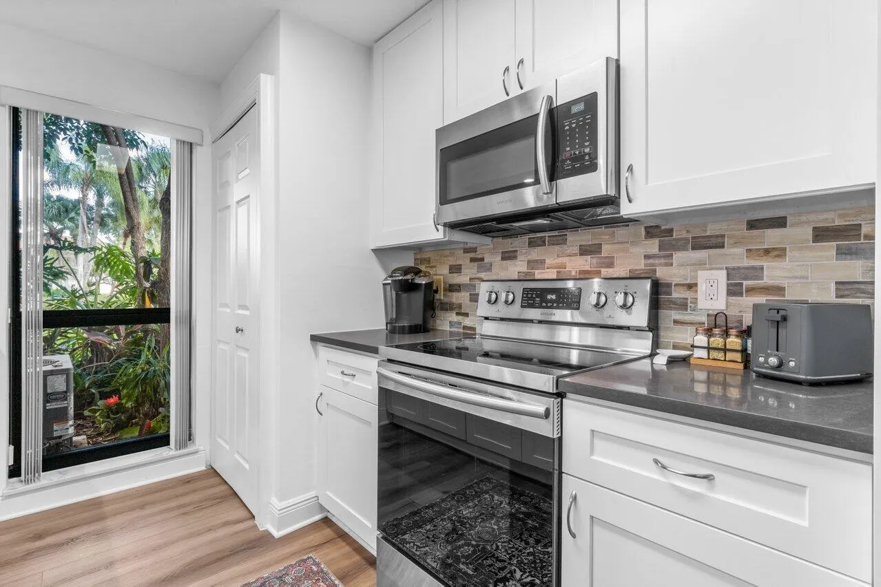 015-401BrackenWoodLaneSouth-PalmBeachGar