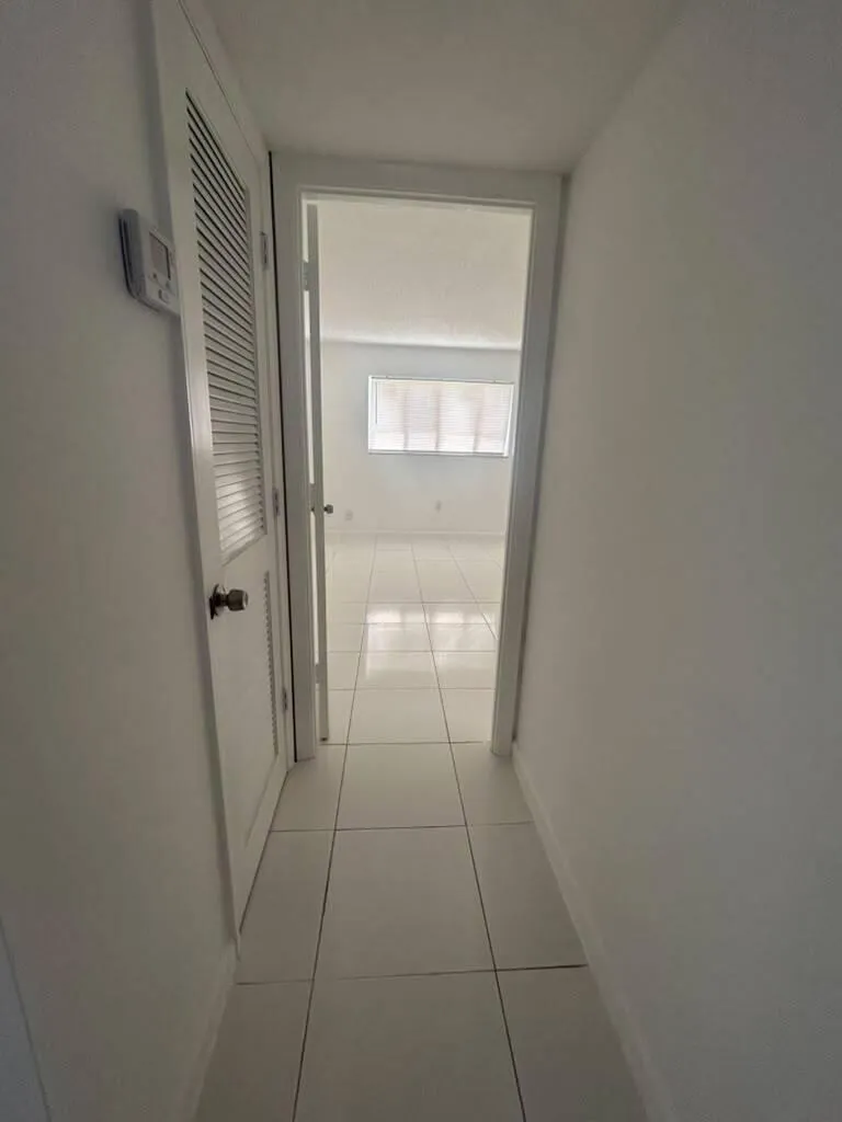 hallway -s