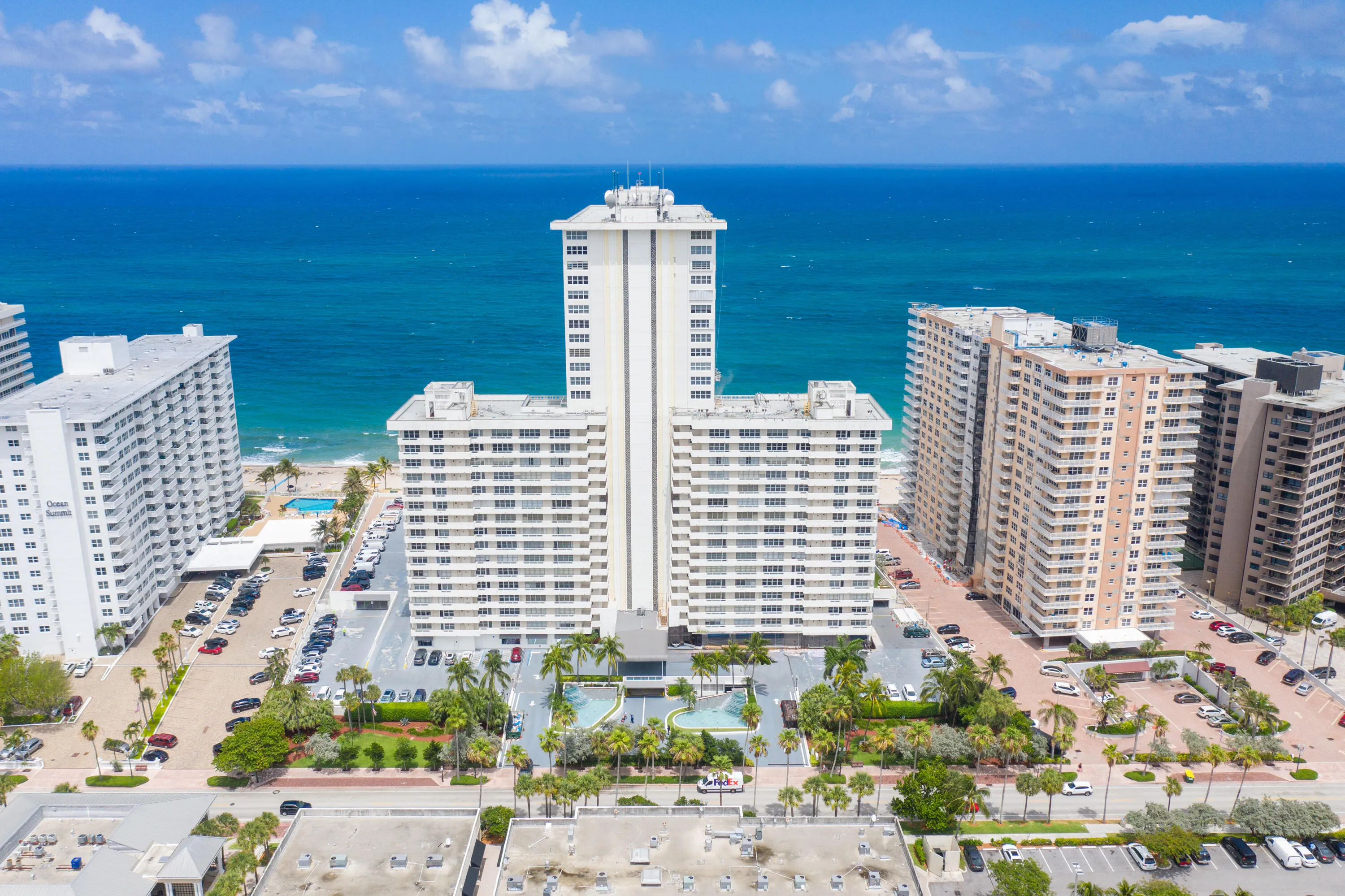 Playa del Mar enjoys a premier position between the Atlantic Ocean and renowned Galt Ocean Mile.