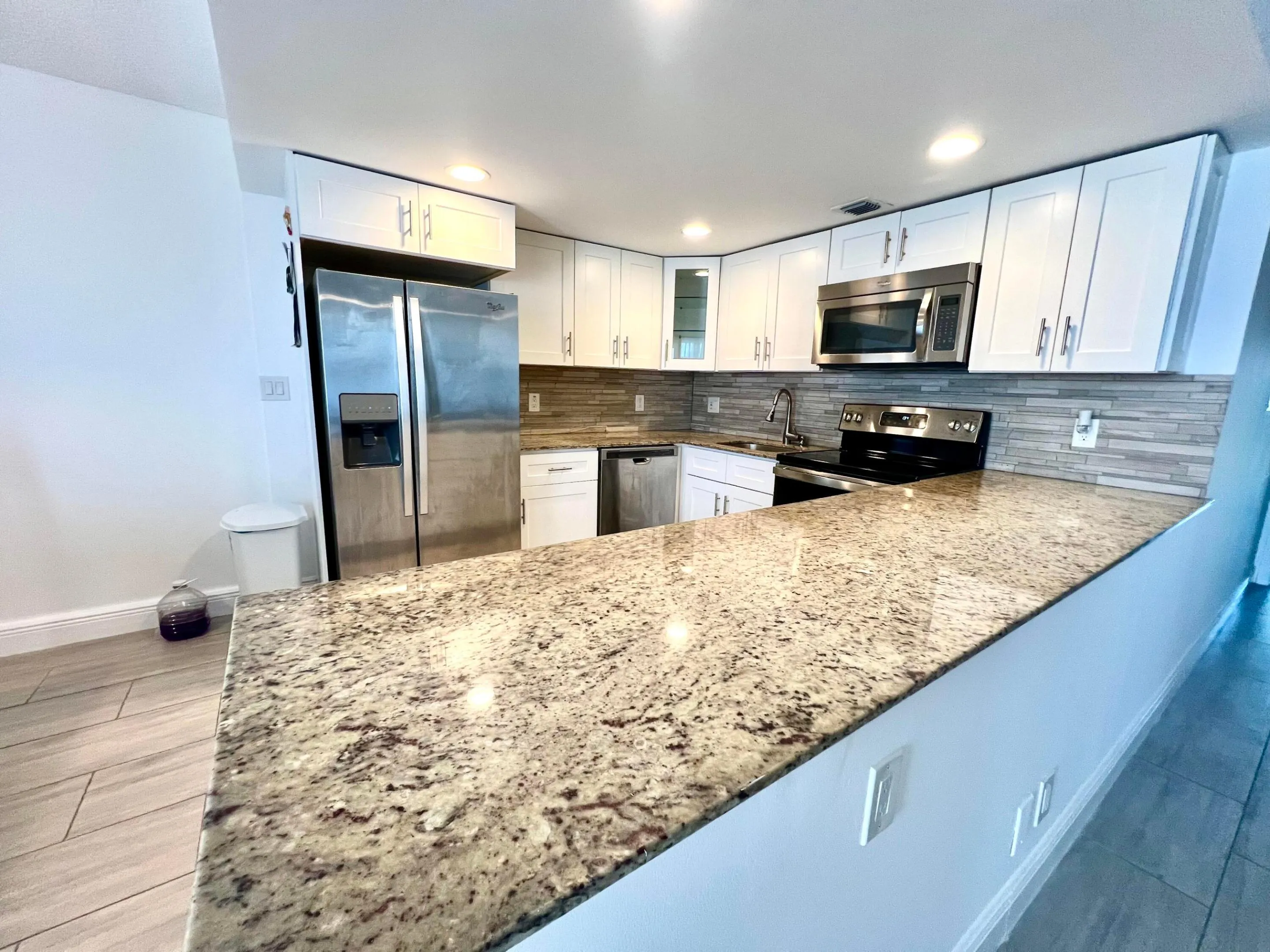 granite countertops/peninsula