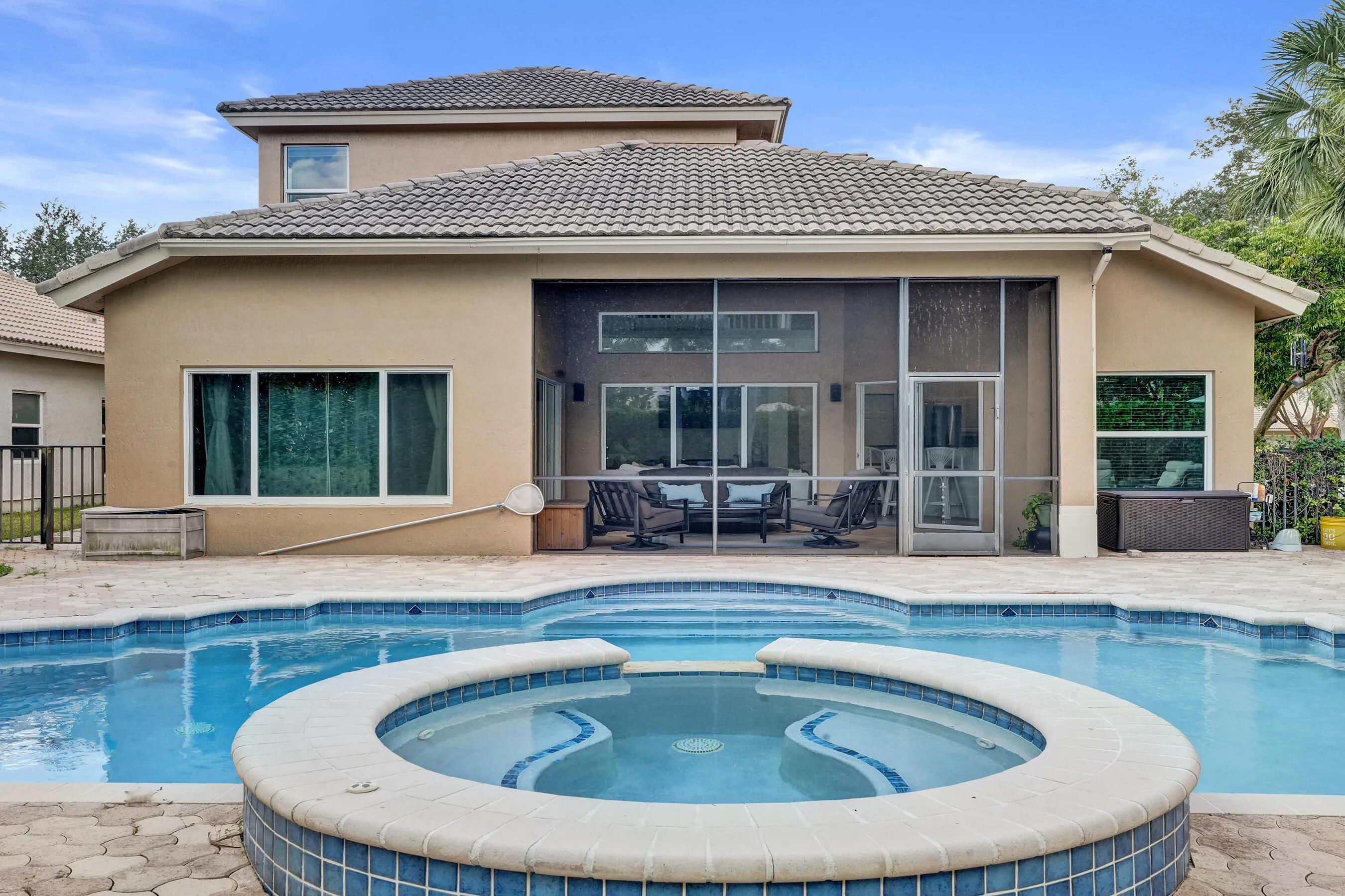 Expansive swimming pool with integrated spa and decorative tile work
