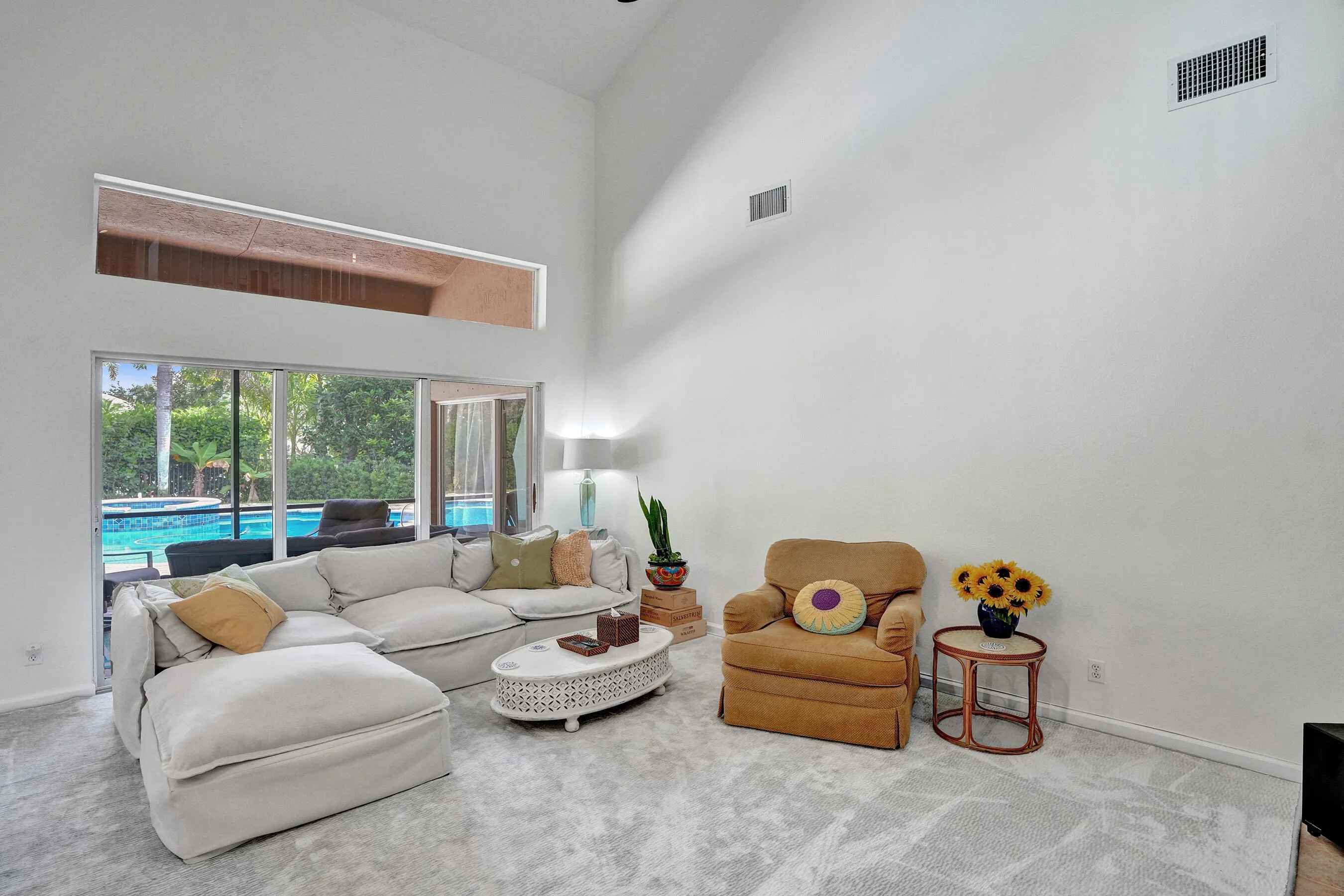 Voluminous ceiling with clerestory window