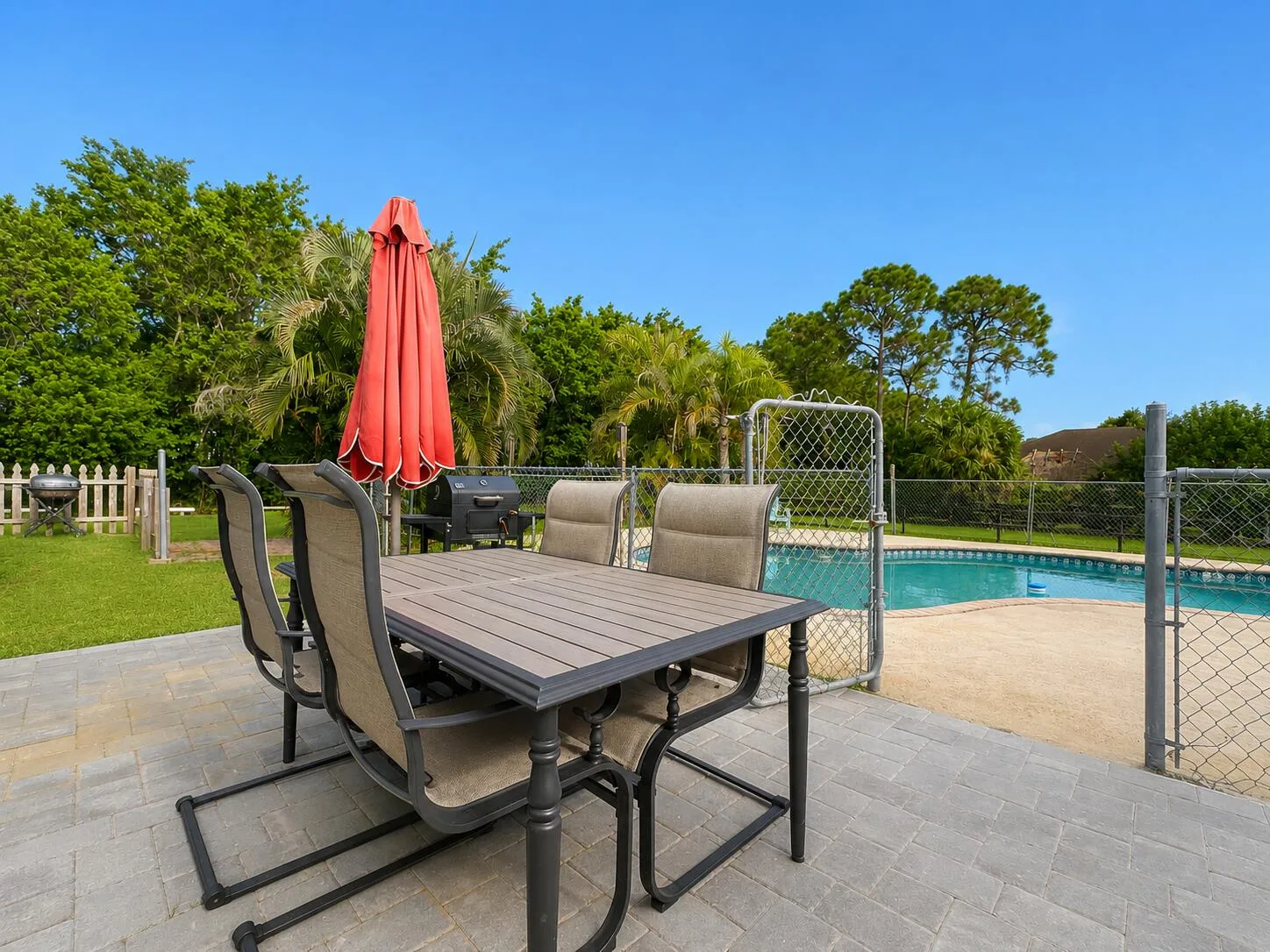 Outdoor dining to Pool
