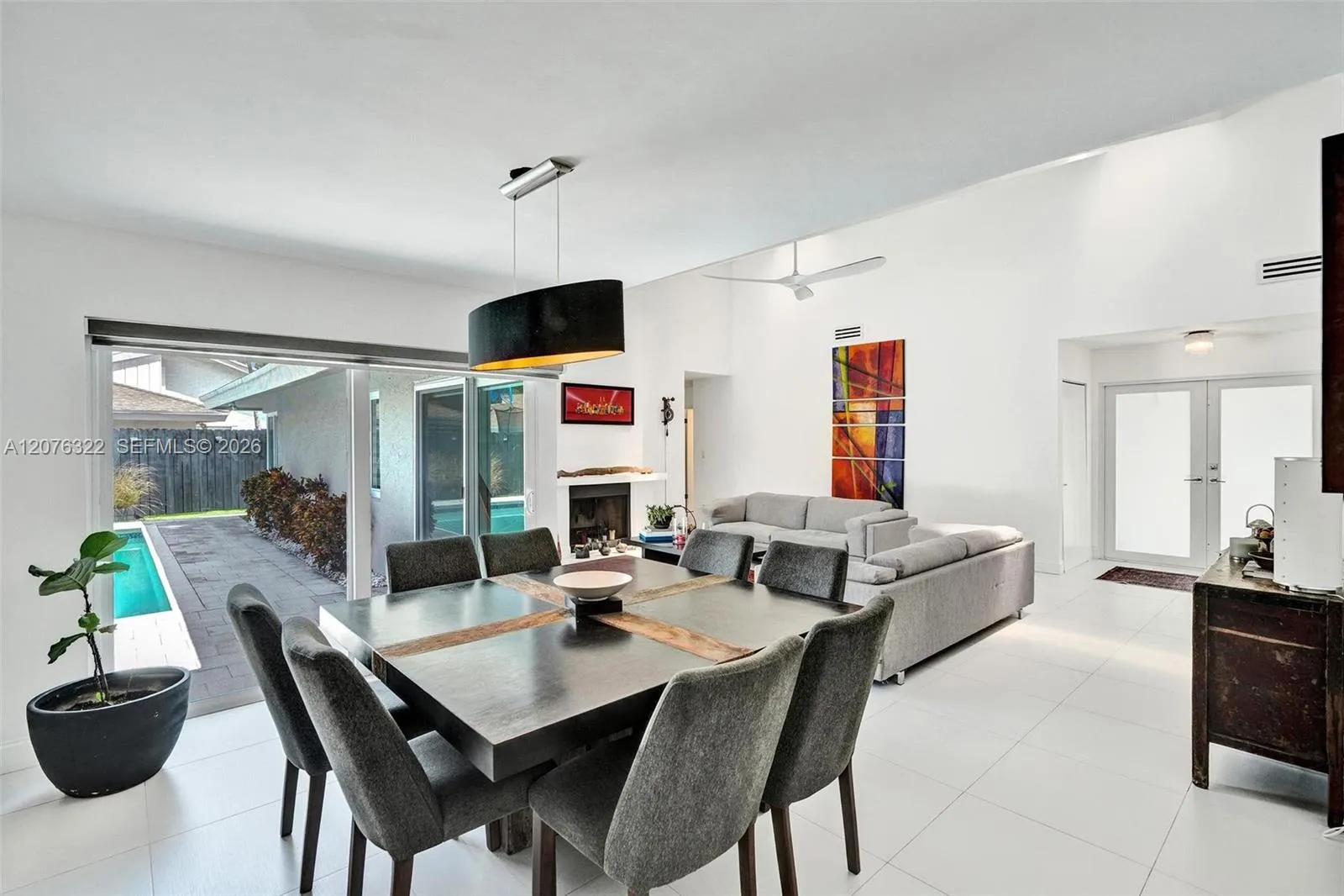 Dining area - pool view.