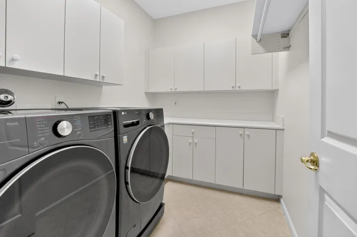LARGE LAUNDRY ROOM