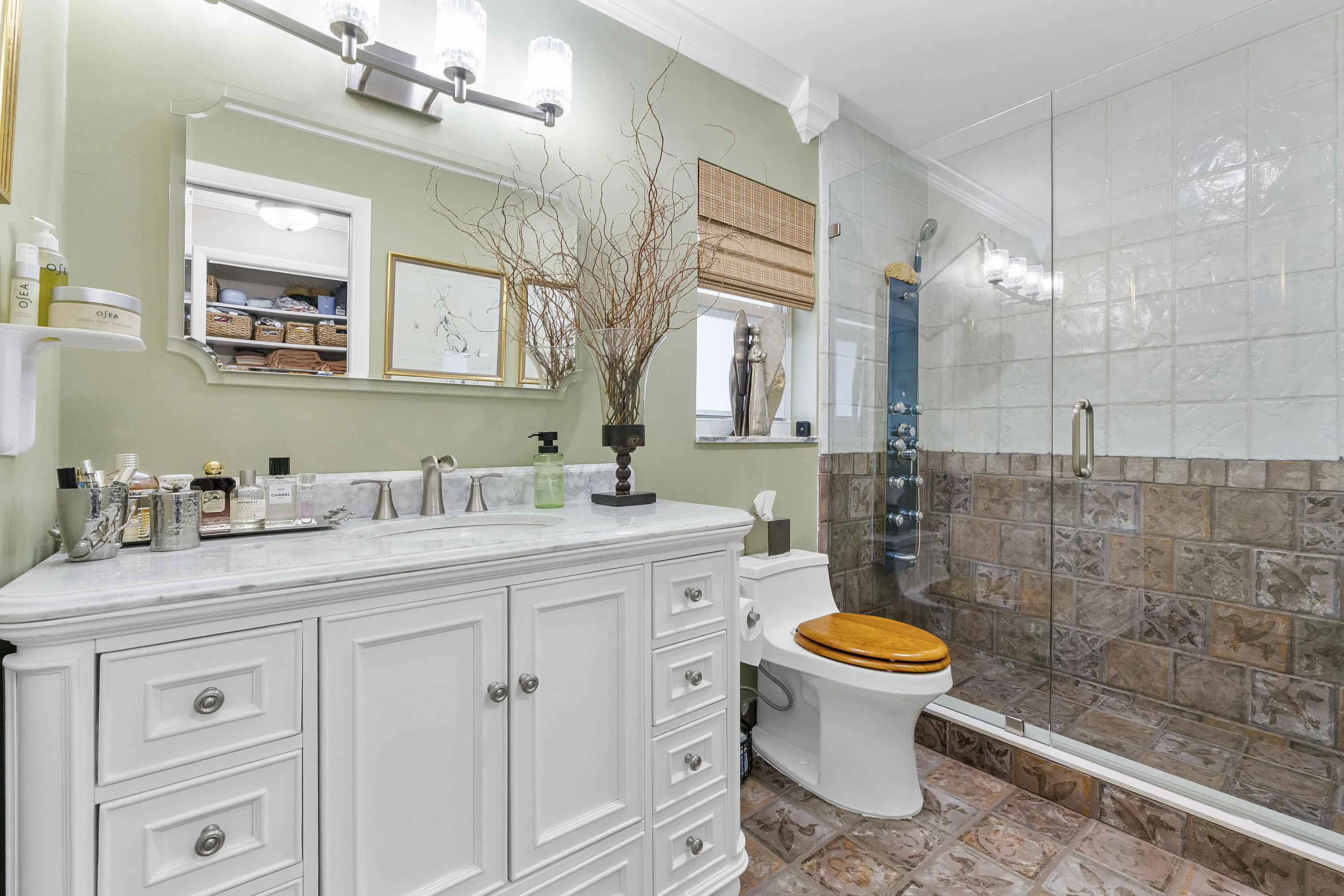 Bathroom 1 / Primary