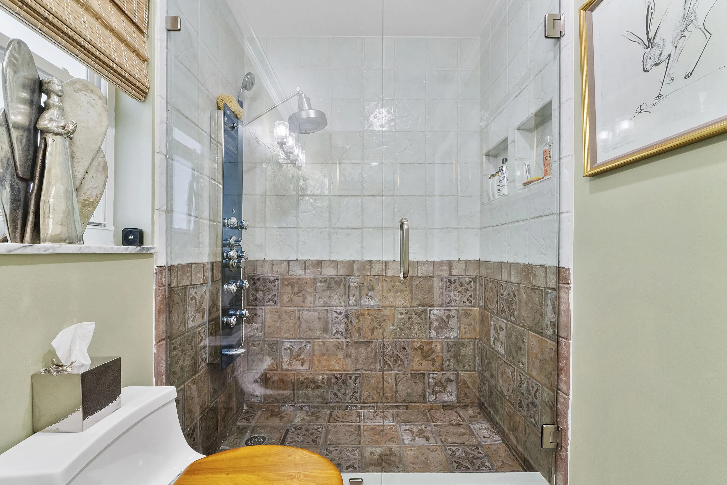 Bathroom 1 / Primary