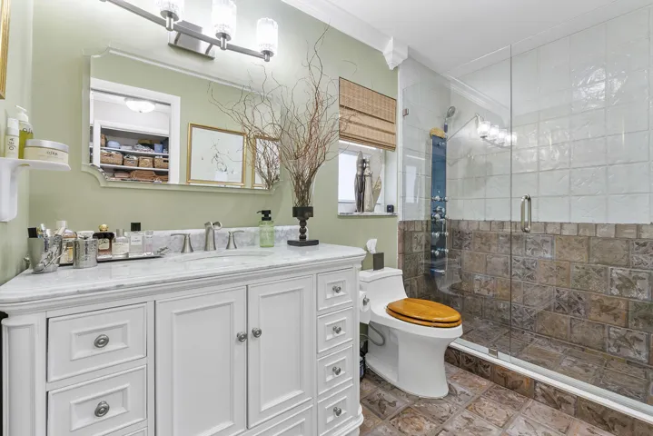 Bathroom 1 / Primary