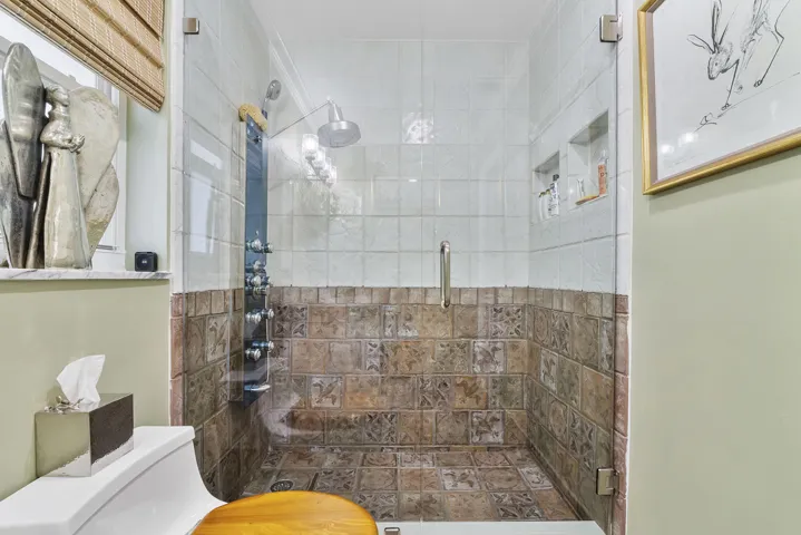 Bathroom 1 / Primary
