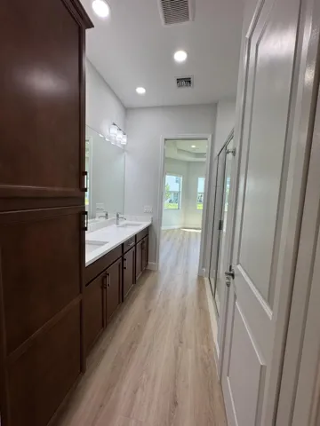 Master Hall Bath Pic 27